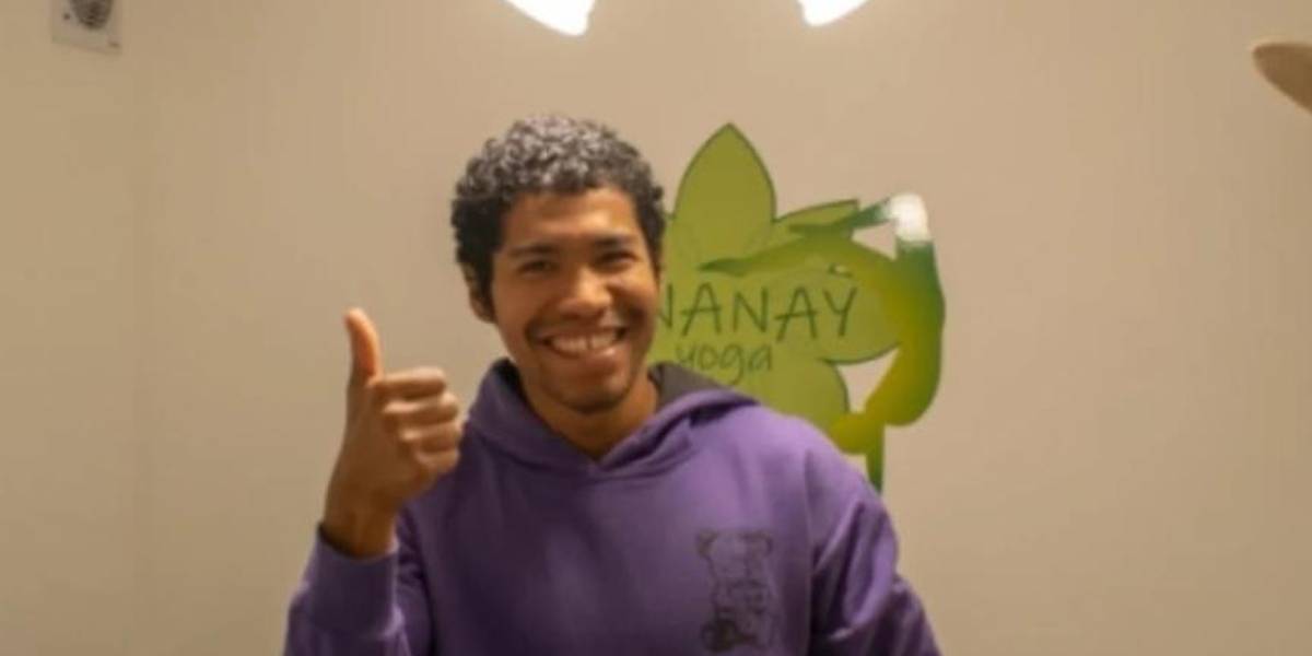 Un ecuatoriano rompe el récord Guinness por mantener una posición de yoga