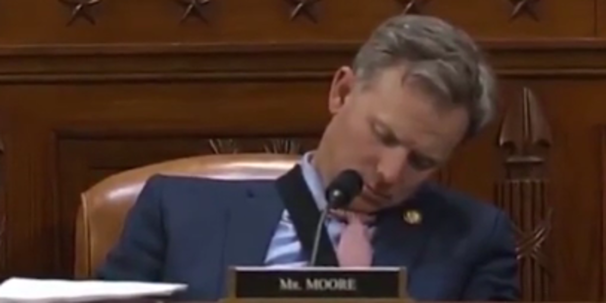 Congresista de EE. UU. se queda dormido en plena sesión y el video se vuelve viral