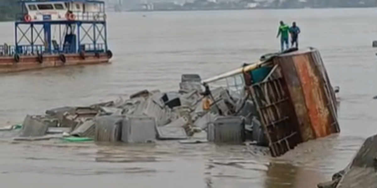 Video | Una gabarra cargada de mercadería se hundió en Durán