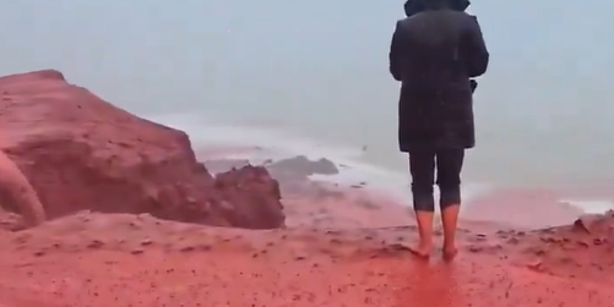¿Lluvia de sangre en Irán? El enigma de la playa roja y su explicación geológica