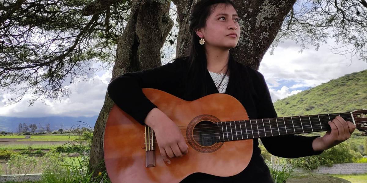 Quién es Ñusta Picausi, la joven otavaleña que canta en kichwa reconocidas canciones pop