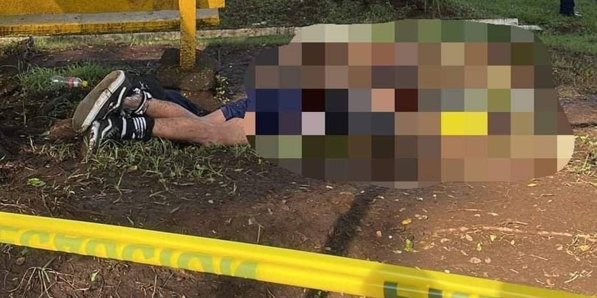 Un futbolista y su entrenador se cubrían de la lluvia debajo de un árbol y los mató un rayo