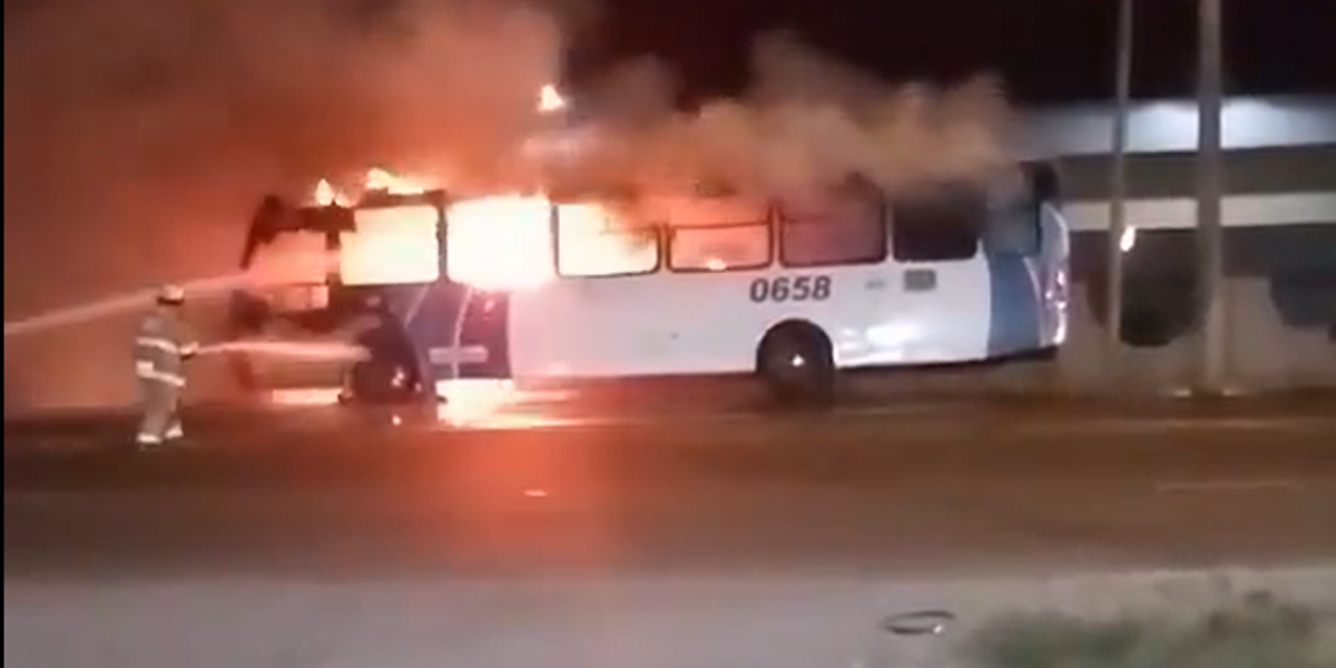 En Guayaquil, un bus se prendió en llamas tras chocar con una motocicleta