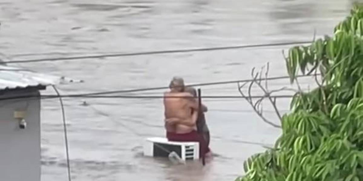 México: Adultos mayores fueron rescatados tras permanecer abrazados sobre el techo de su vivienda tras inundaciones
