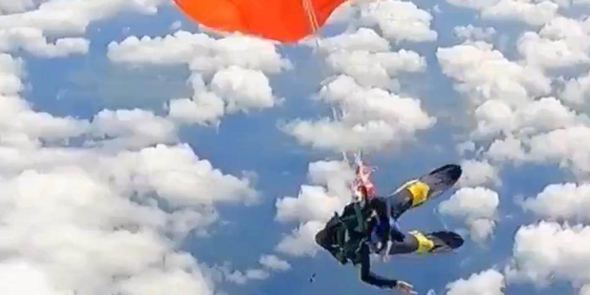 Un paracaidista quedó atrapado en la cola de un avión al saltar, en Australia