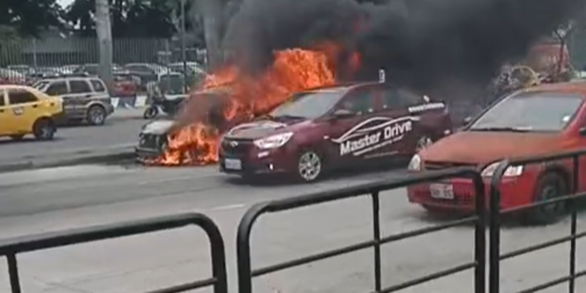 Un auto quedó calcinado cerca del hospital del IESS, en Guayaquil