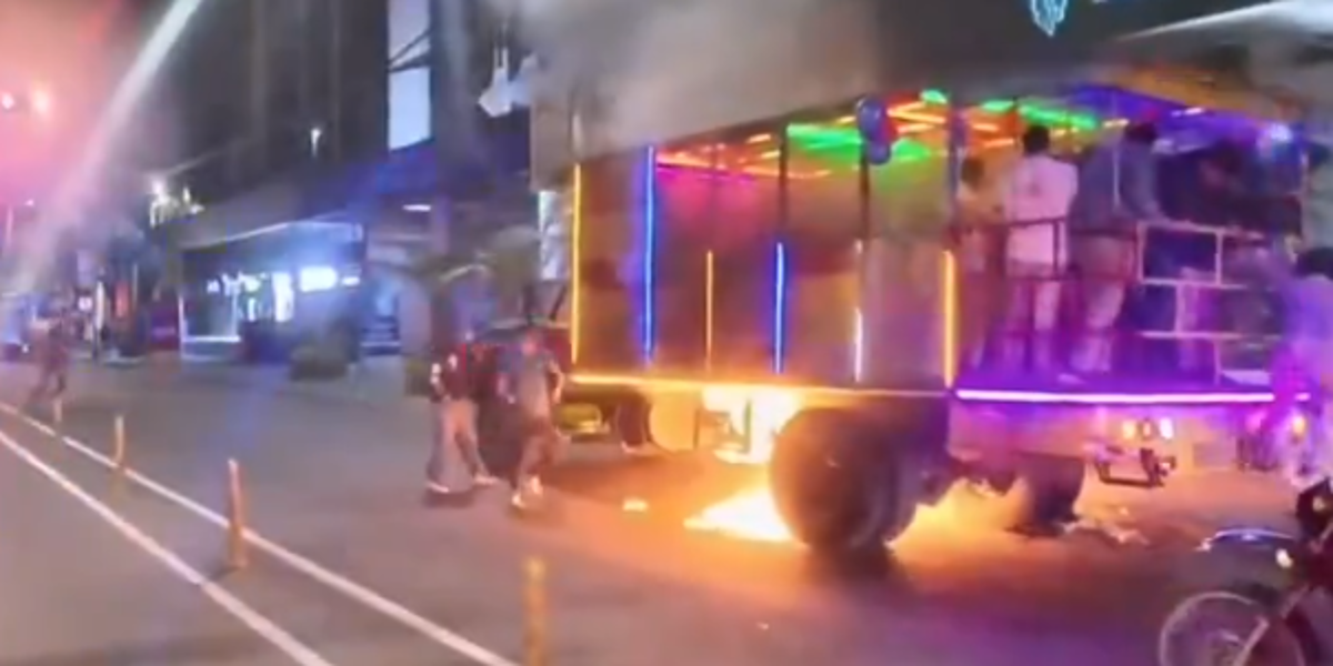 Quito: Una chiva se incendió en la Av. Amazonas