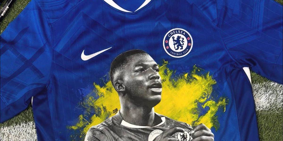 ¡Espectacular! Hincha pinta a Moisés Caicedo en una camiseta del Chelsea