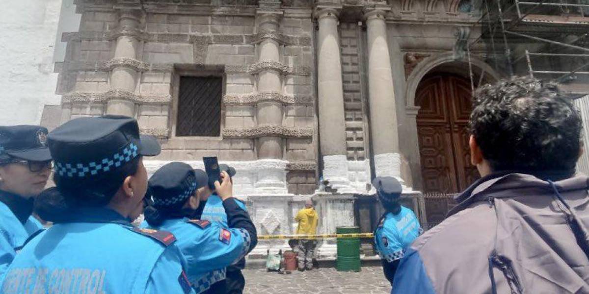 Quito: las fachadas de piedra de edificaciones religiosas son recuperadas