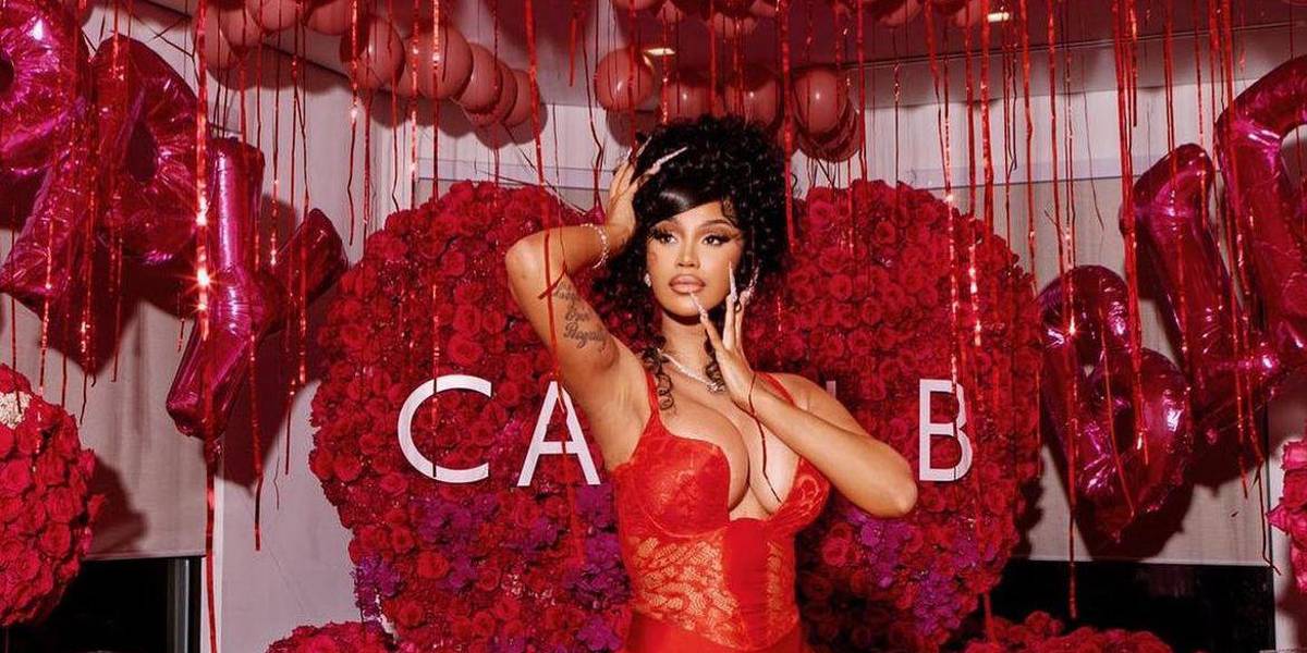 Cardi B se habría roto un vaso sanguíneo de su lengua debido a un nuevo piercing