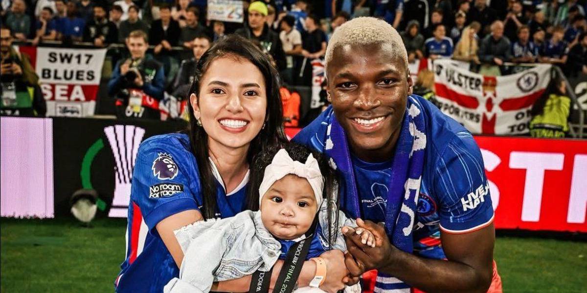 Moisés Caicedo y su familia celebran el título de campeón de la Conference League​​​​​