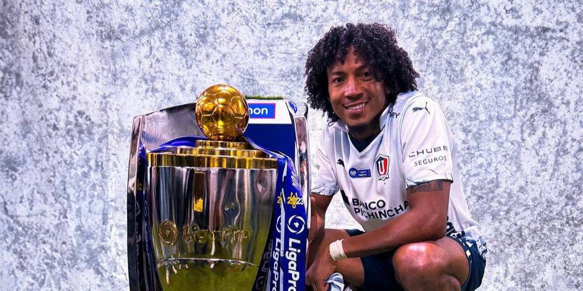 José Quintero dejó por un rato su indumentaria de futbolista para hacer hamburguesas