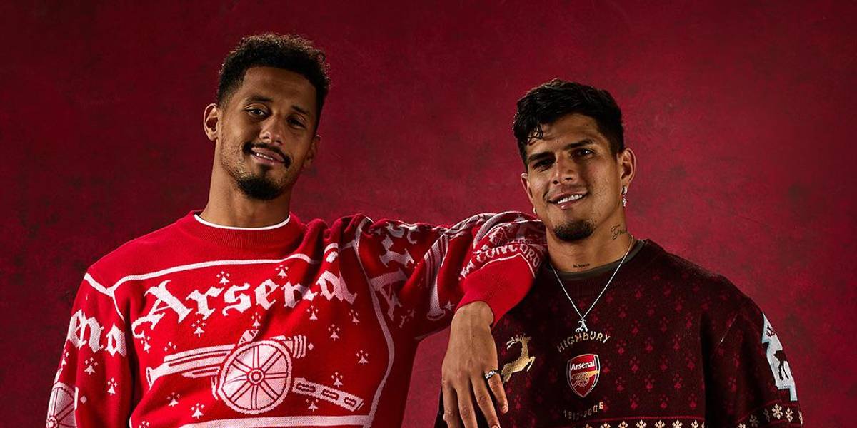 Piero Hincapié modela el nuevo conjunto navideño del Arsenal