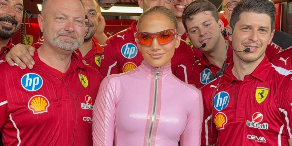 Jennifer López sorprende con un llamativo traje rosa en concierto de la F1 en Arabia Saudita