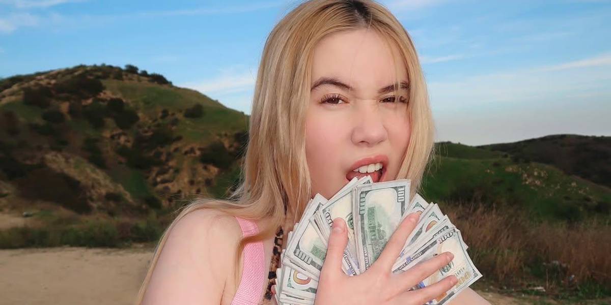 Lil Tay, estrella de OnlyFans, causa polémica al criticar a mujeres que trabajan en oficinas