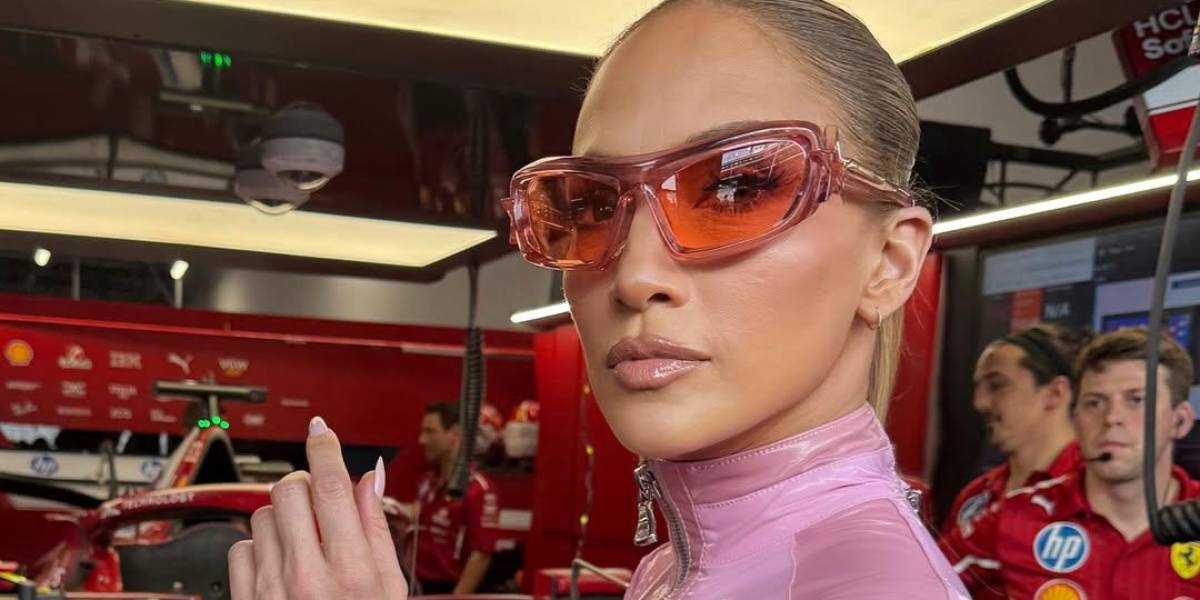 Jennifer López sorprende con un llamativo traje rosa en concierto de la F1 en Arabia Saudita