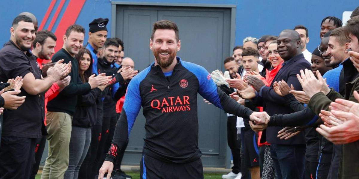 Así fue el recibimiento de los compañeros del PSG a Lionel Messi