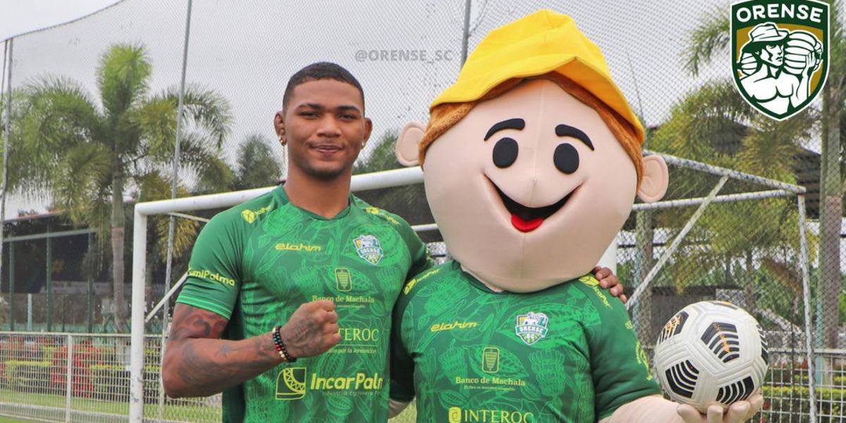 El Bananerito, mascota del Orense SC, felicitó a Michael Morales por su victoria en el UFC