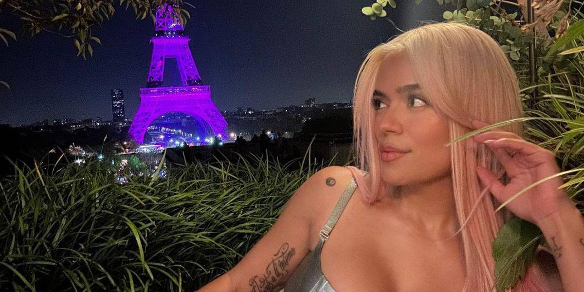 Karol G bailó con varios desconocidos frente a la Torre Eiffel