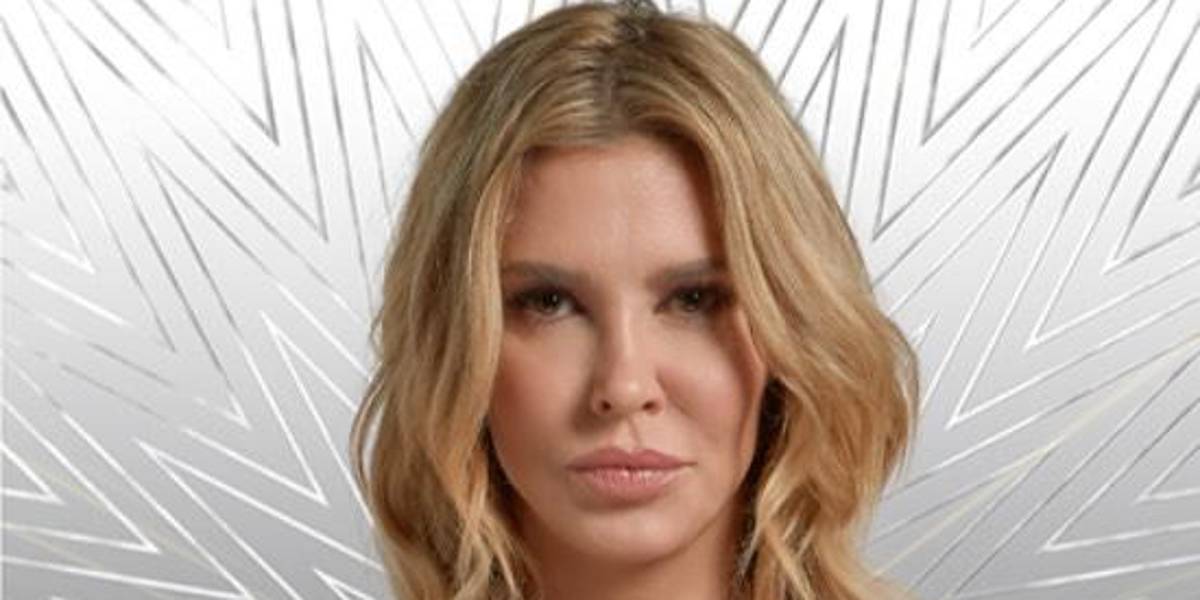 Brandi Glanville sufre quemaduras químicas tras intentar eliminar un parásito facial