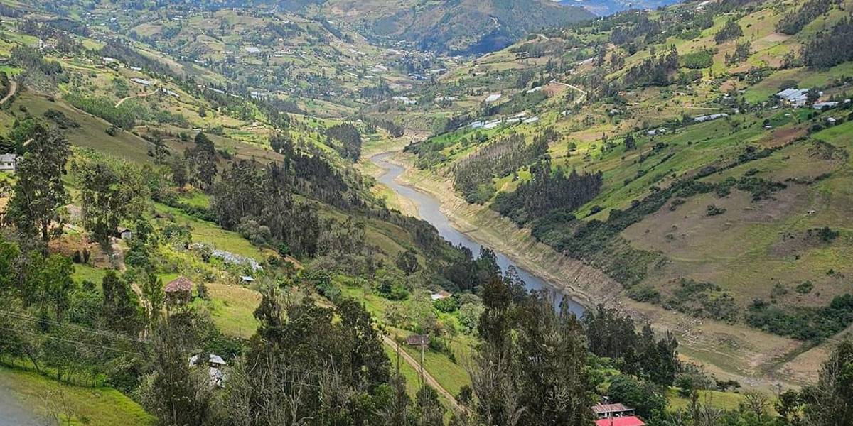 El embalse de Mazar, en Azuay, luce con bajísimos niveles de agua y complica la producción de energía eléctrica