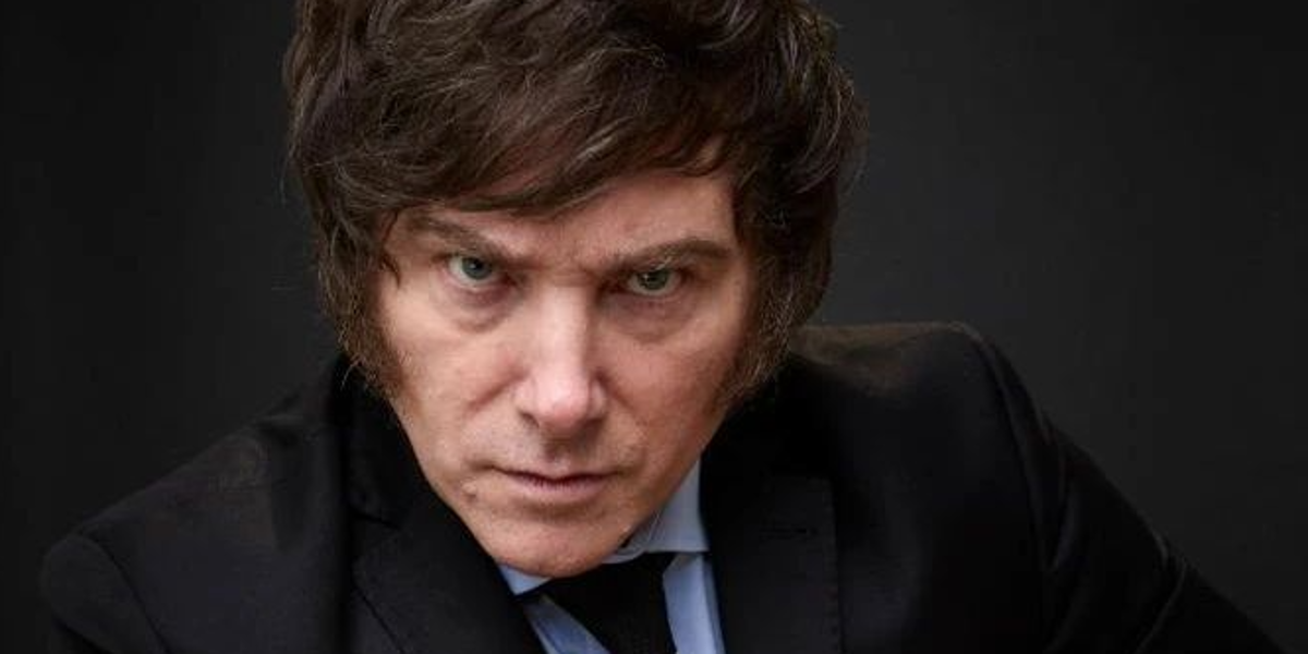 ¿Javier Milei escuchaba voces durante una entrevista?