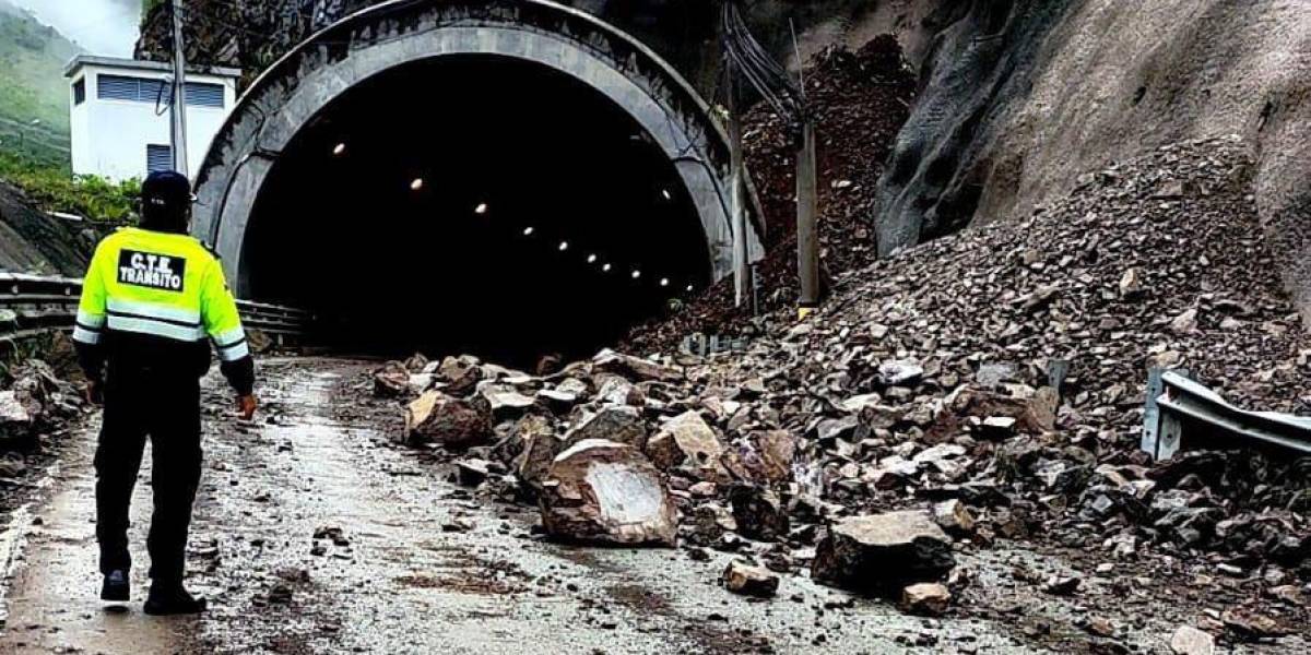 Austro: deslizamientos de rocas y lodo provocan cierres en diferentes tramos de la vía Cuenca-Girón-Pasaje