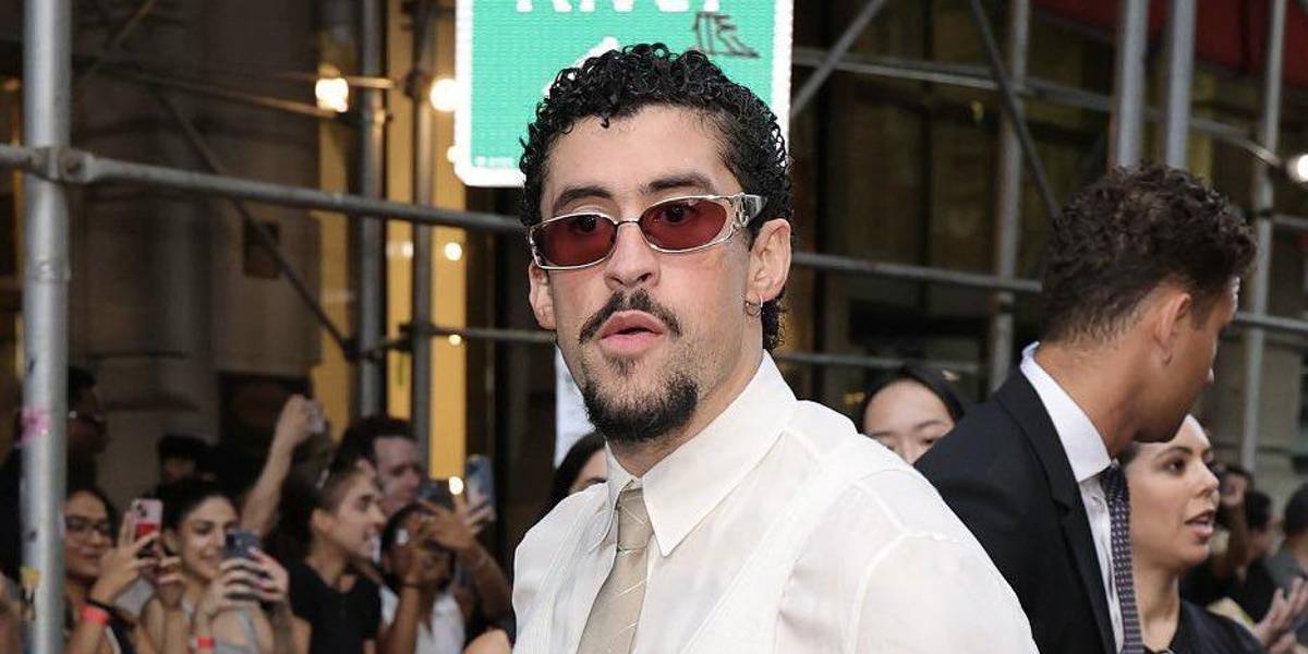 Bad Bunny sufre percance en su concierto: se le caen los pantalones en mitad del escenario