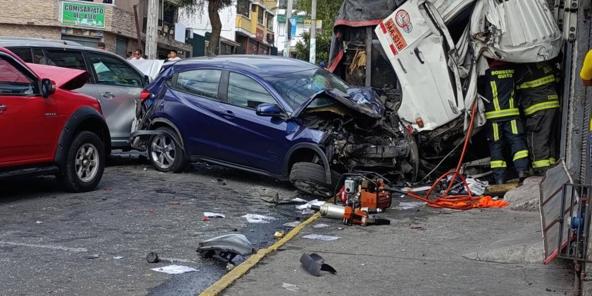 Múltiple choque en el norte de Quito deja un fallecido y 10 vehículos dañados