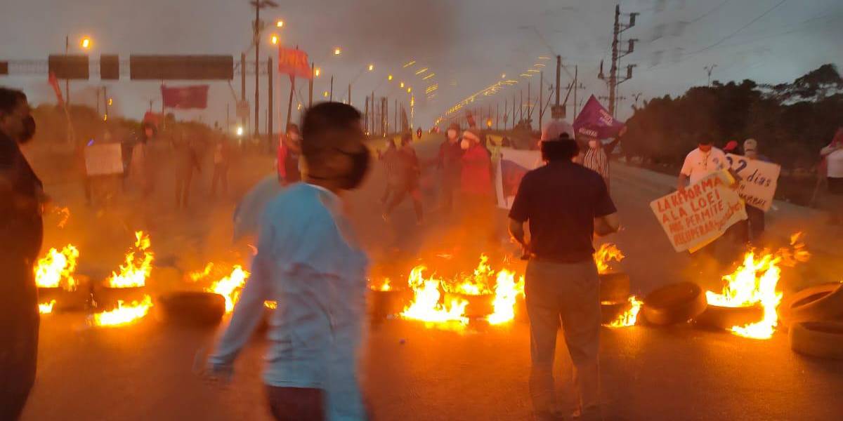Maestros cerraron el Puente de la Unidad Nacional en defensa de las reformas a la Ley Orgánica de Educación Intercultural