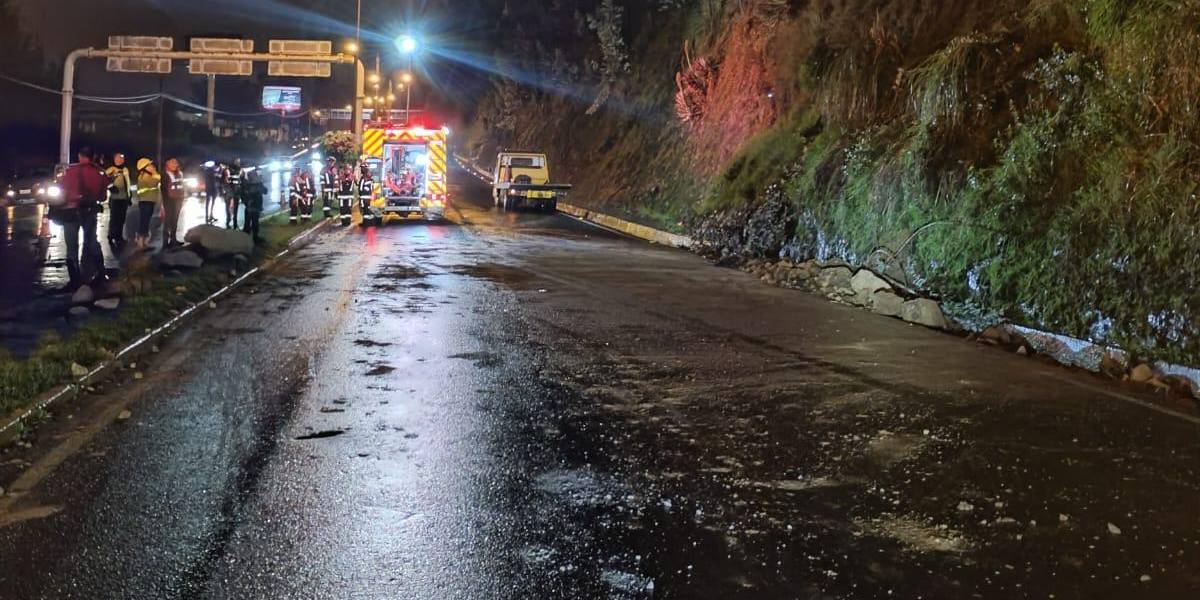 Quito: las fuertes lluvias provocaron un deslizamiento de tierra y piedras en el intercambiador del Trébol