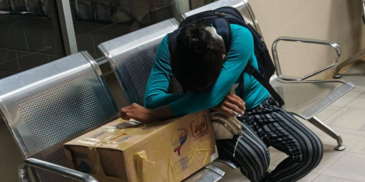 El cadáver de una niña fue entregado en una caja de cartón tras atención en hospital de Macas