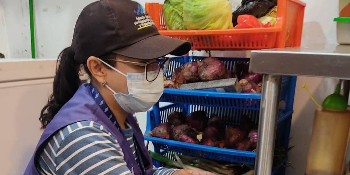 Arcsa detectó insalubridad y productos caducados en restaurante y un micromercado en Quito