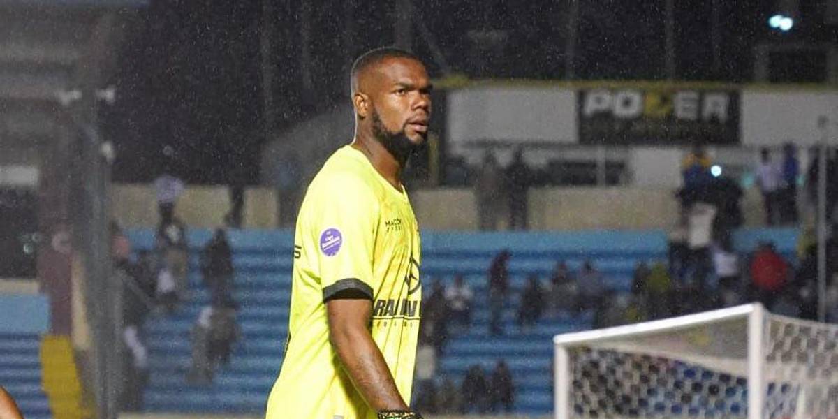 Jostyn Mina acusa a Emelec de deuda salarial de cinco meses