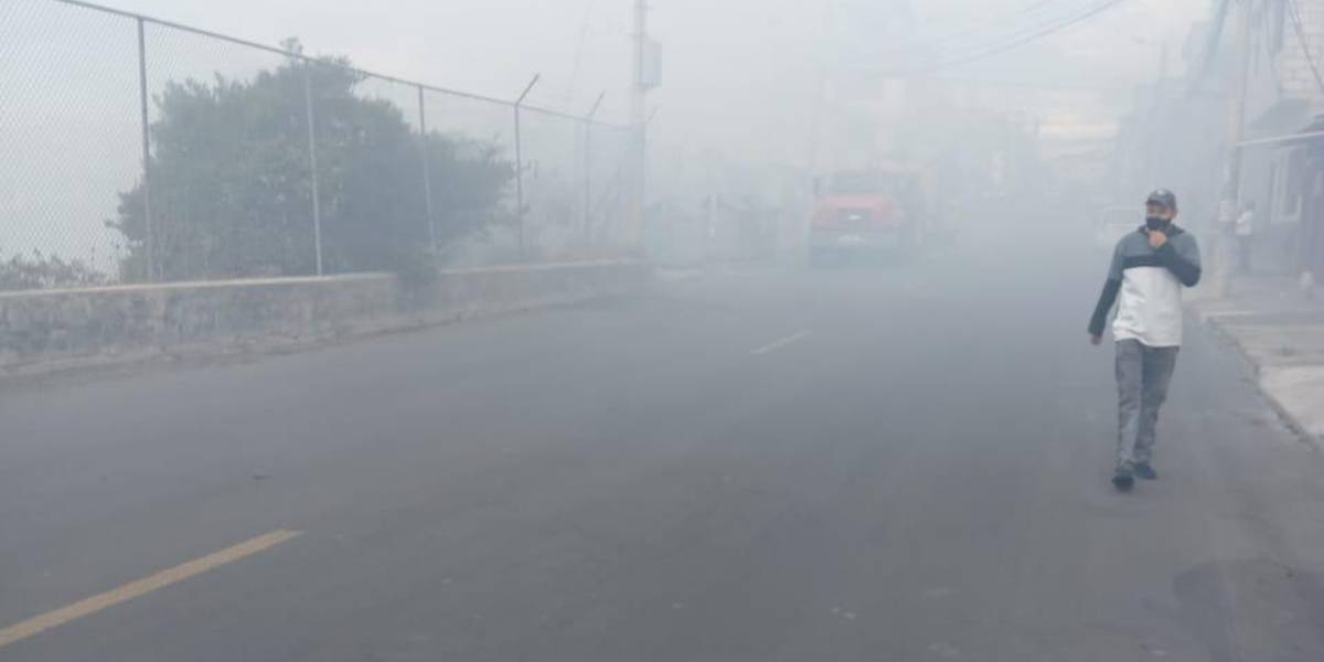 Norte de Quito: el incendio forestal en Carapungo fue controlado por los Bomberos
