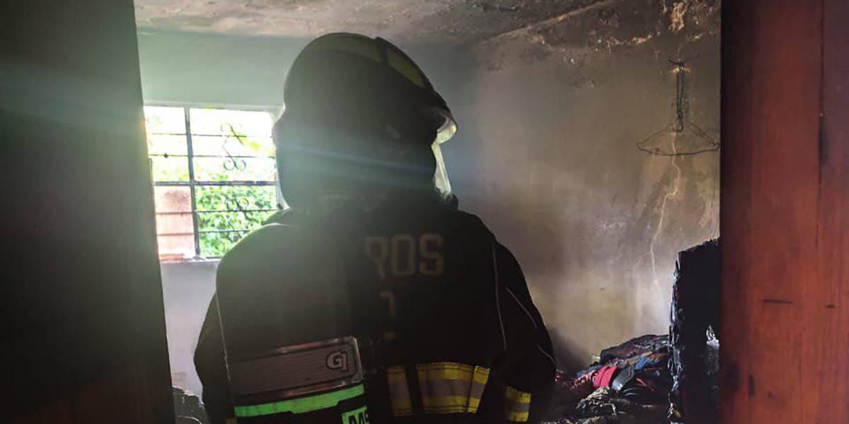 Quito: por dejar una vela encendida, una casa se incendió en Puembo