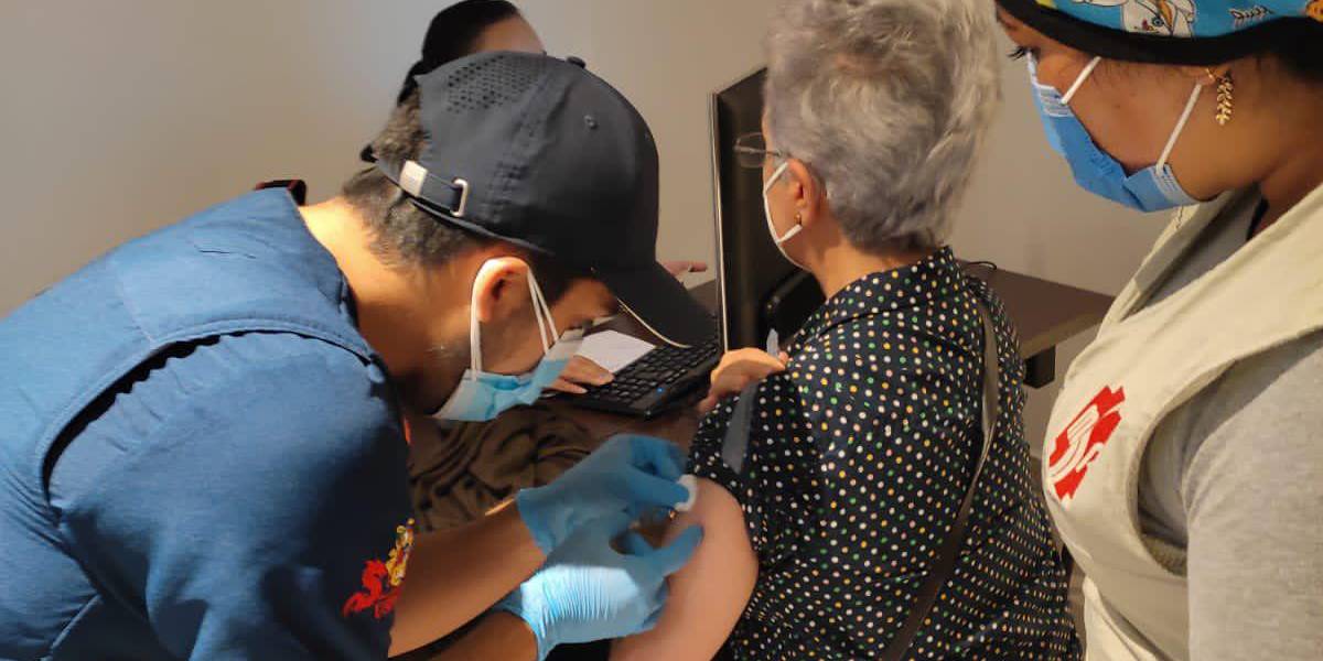 ¿Es seguro combinar vacunas contra el COVID-19?