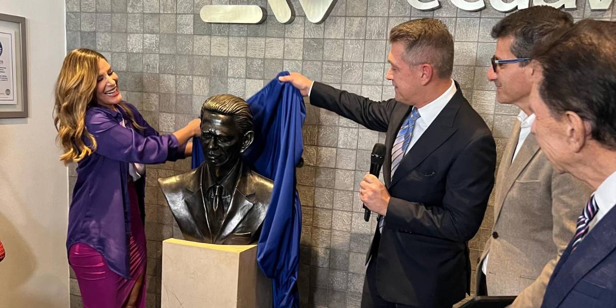 En las instalaciones de Ecuavisa, en Guayaquil, se develó un busto en homenaje a Alfonso Espinosa de los Monteros