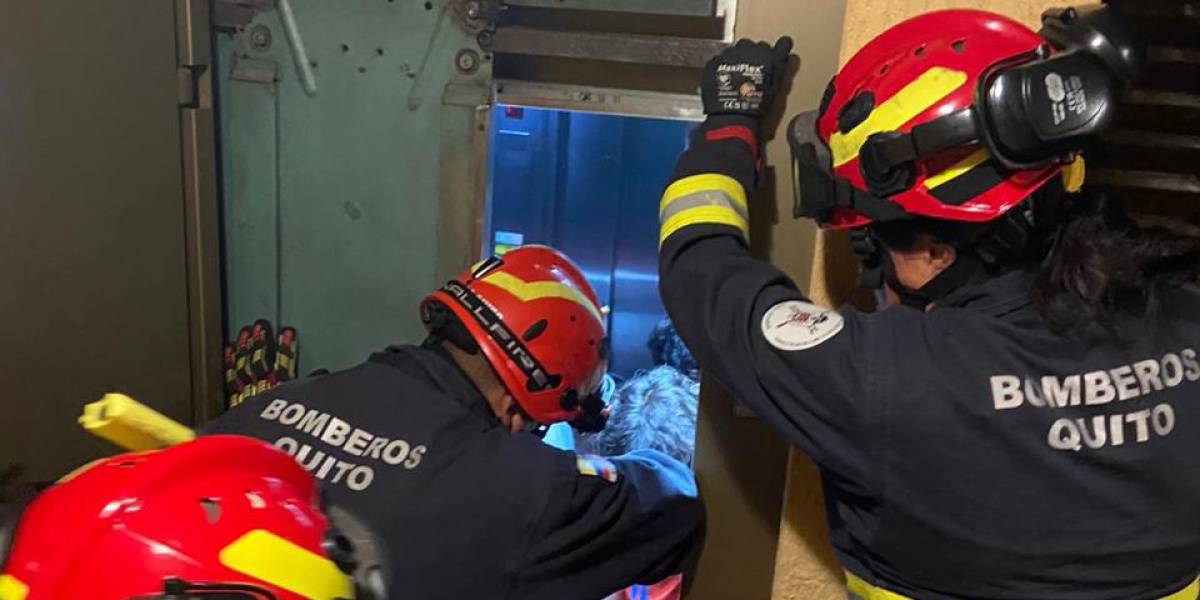 Quito: dos menores de edad quedaron atrapados en un ascensor y fueron rescatados