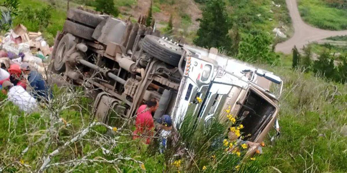 Un siniestro de tránsito dejó muertos y heridos en la vía Baños-Pelileo de Tungurahua