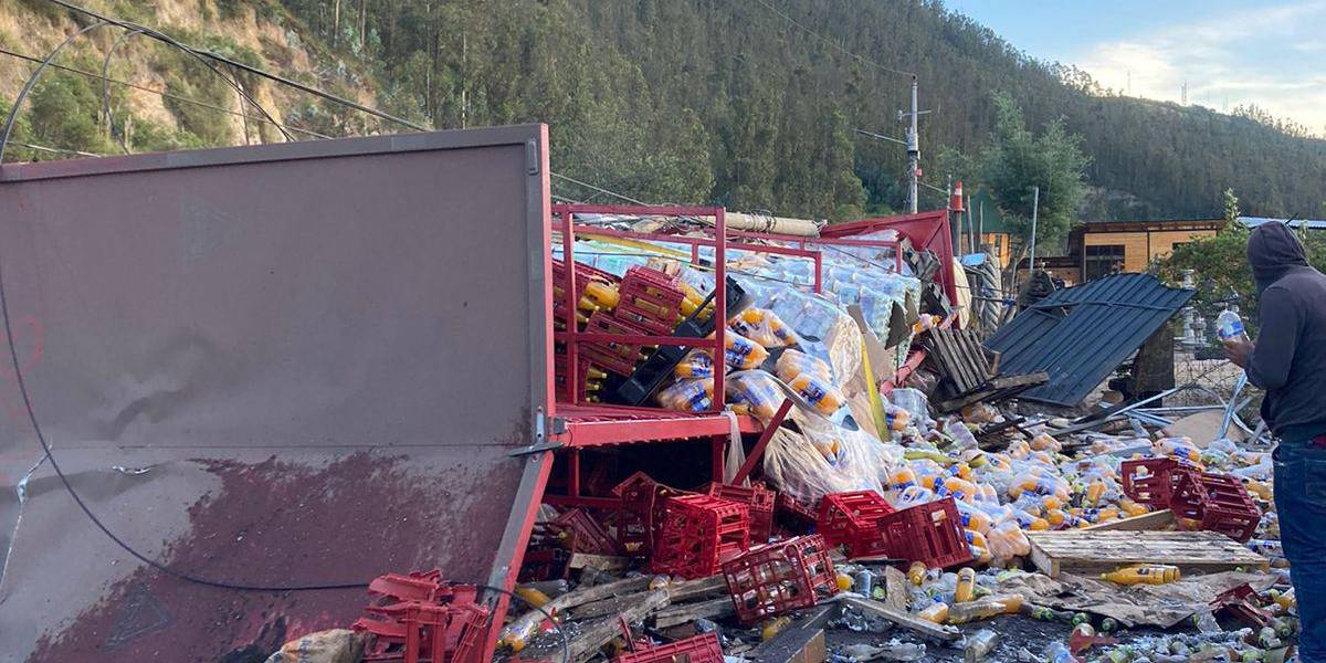 Quito: un tráiler perdió pista y se volcó en la avenida Simón Bolívar