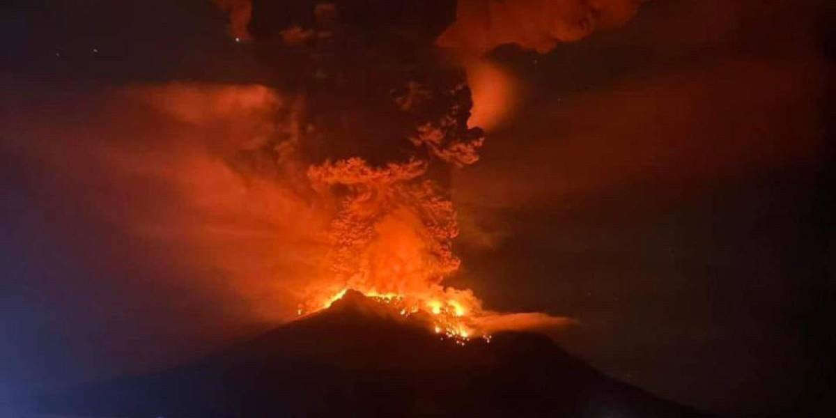 Volcán Ruag en erupción