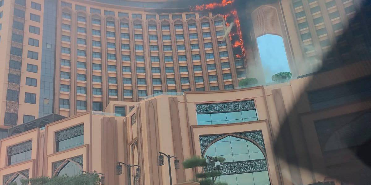 Video | Incendio de gran magnitud consume un hotel de lujo en Bagdad