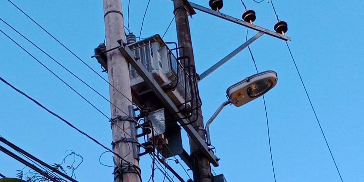 Quito: fuertes vientos provocan fallas y suspensiones en el servicio de energía eléctrica