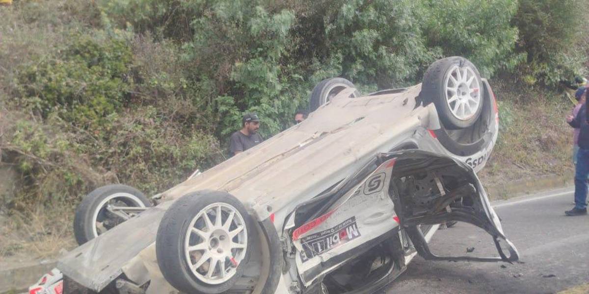 Conductor atropella y mata a dos personas en el Rally Ecuador