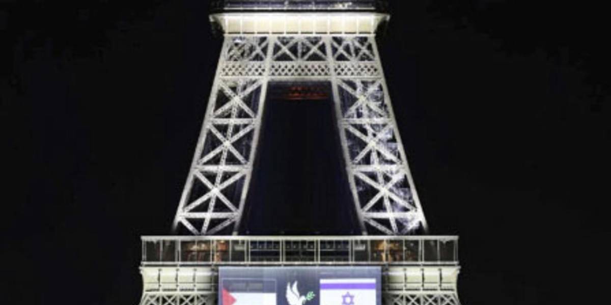 La Torre Eiffel se ilumina con las banderas de Israel y Palestina en un gesto de paz