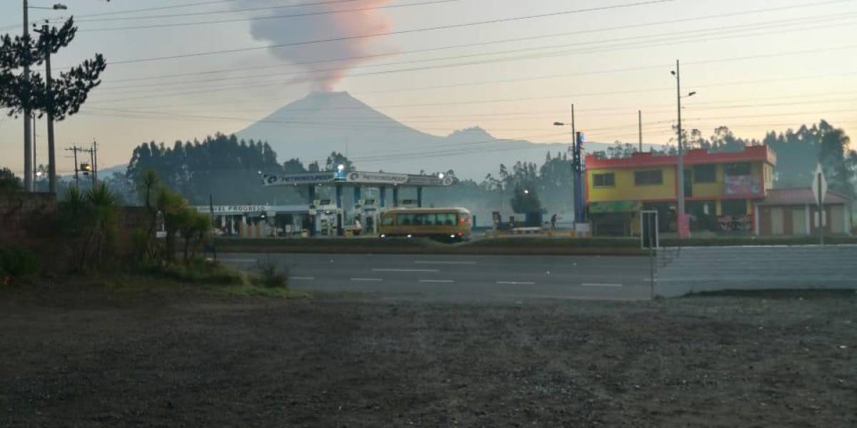 Volcán Cotopaxi emana columna de 900 metros de vapor y ceniza
