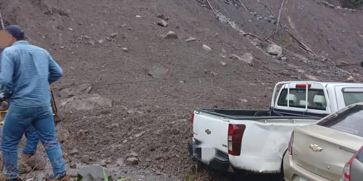 Deslizamiento de tierra en Napo deja una persona atrapada y vehículos afectados