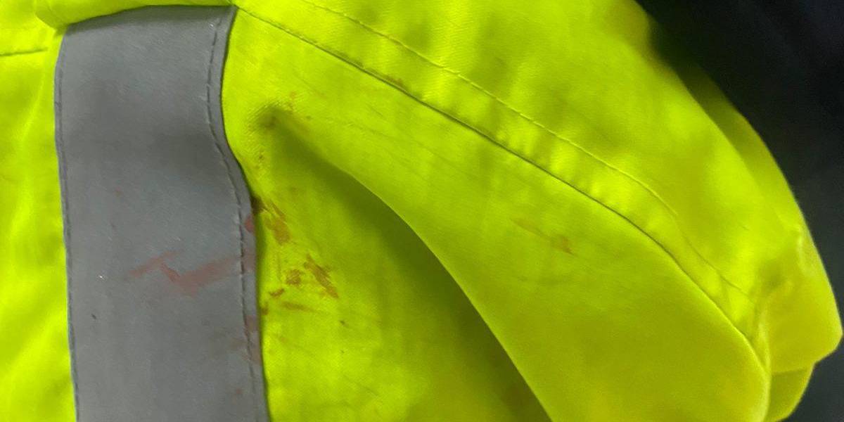 Sur de Quito: joven de 18 años le cayó a puñetes a un policía durante un operativo de control