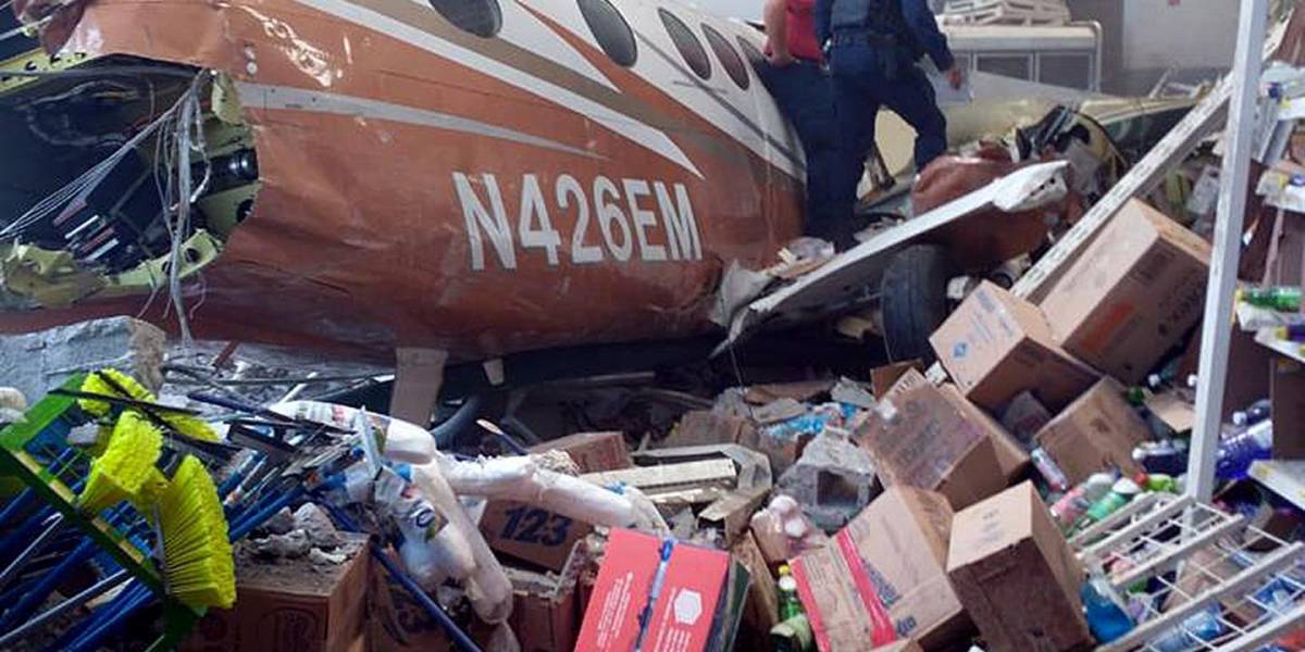México: una avioneta se estrella contra supermercado y deja dos muertos
